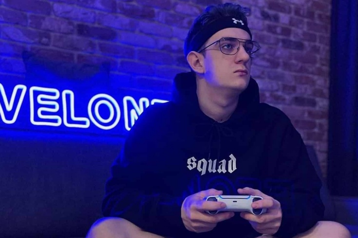 Twitch Bans Streamer Evelon's Channel and Advises Him to See a Doctor.